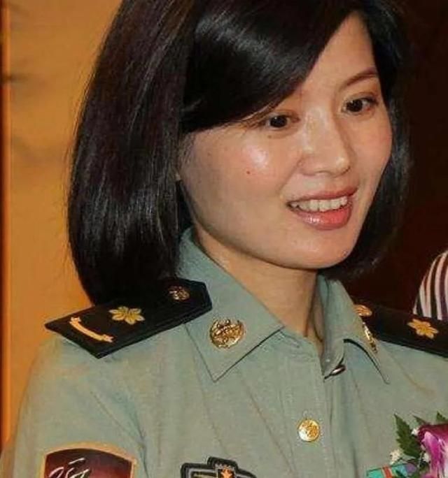 程愫|演员程愫,离婚后逆袭当院长,独自抚养儿子6年