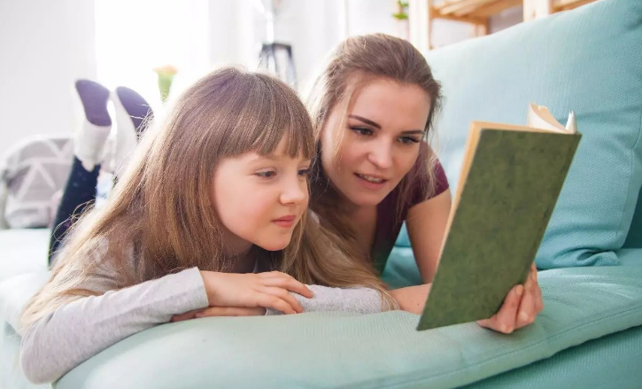 男孩说育儿|月子里家里人就跟她每天各种说,现在刚刚八个月大,聪明伶俐