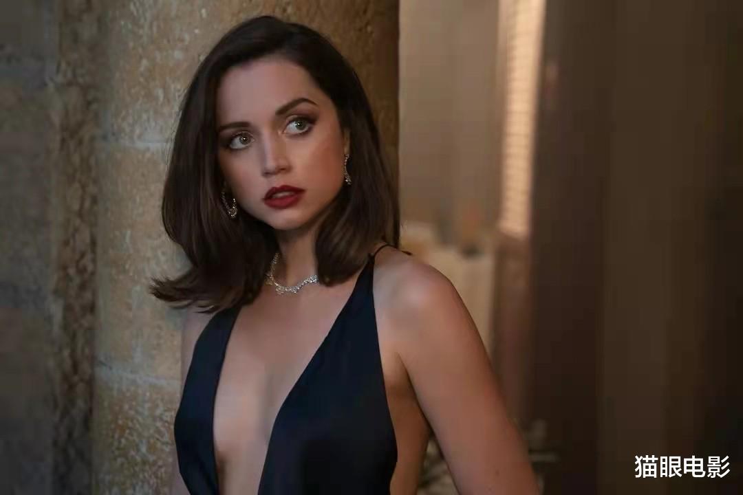 明星素颜|33岁安娜素颜逛街，全身大牌反差好大，007邦女郎现实生活认不出