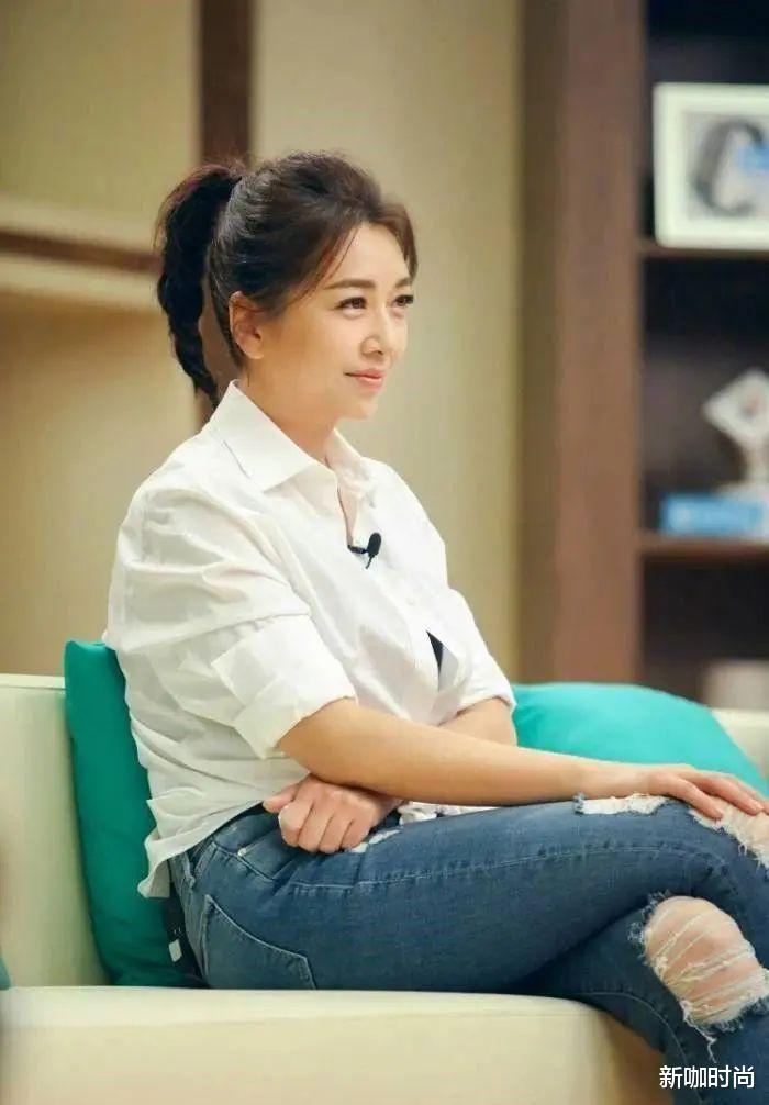 发型|53岁江珊还是老了，肌肤松弛沧桑感明显，白头发藏不住