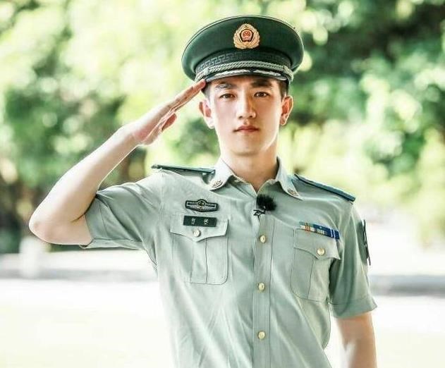 张馨予|从黑料不断到最美军嫂，张馨予为何烂牌打成王炸？你看何捷啥背景