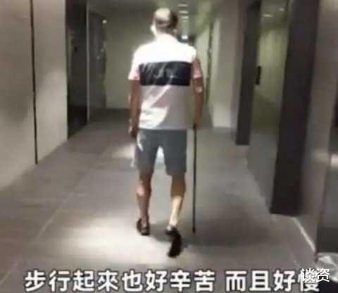长月烬明|51岁李嘉欣现身聚餐，佩戴钻石珠宝超贵气，与老公同框似两代人