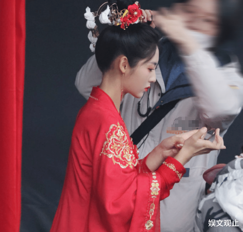 邢菲|邢菲新剧《覆流年》路透：一身红衣婚服造型好惊艳，适配度太高了