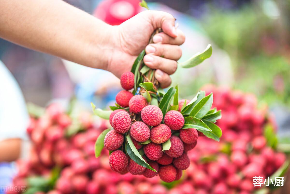 蓉小厨 选荔枝可别只挑红的了,老果农教我7招,一挑一个准,不花冤枉钱