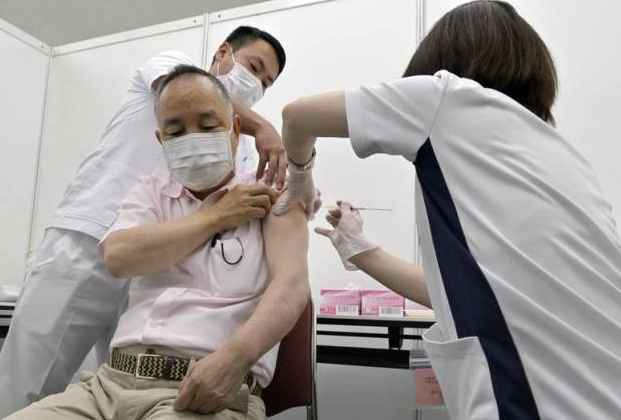 日本大爺打完輝瑞疫苗，還沒離開就倒地死亡，輝瑞：後果自負-圖2