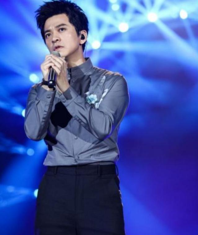 高马尾|46岁李健与清华博士妻子罕见同框，女方身材发福，减肥没那么简单