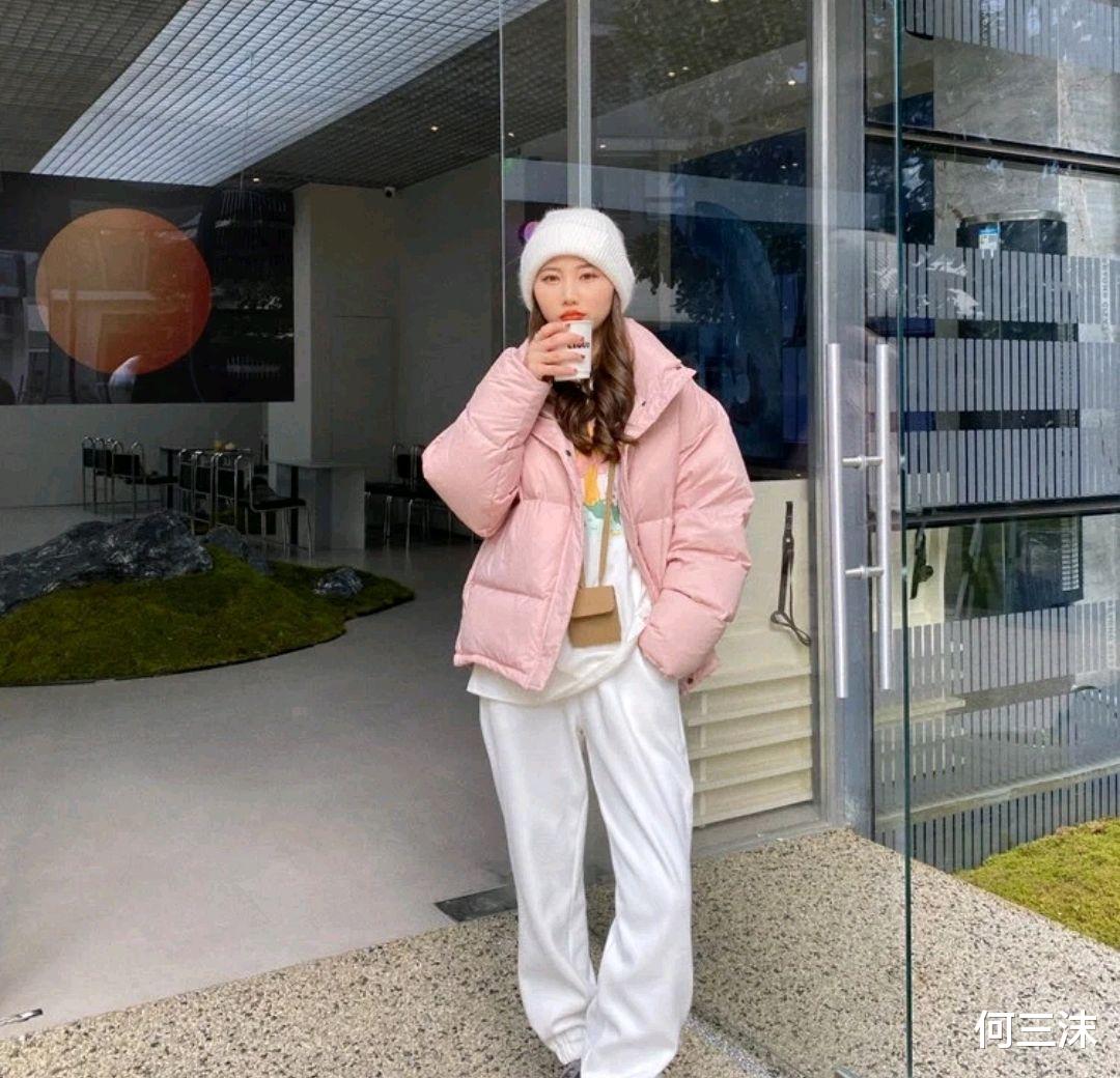 何三沫 想要偷懒快速出门,可以尝试羽绒服配卫裤的懒人穿搭,保暖又耐看
