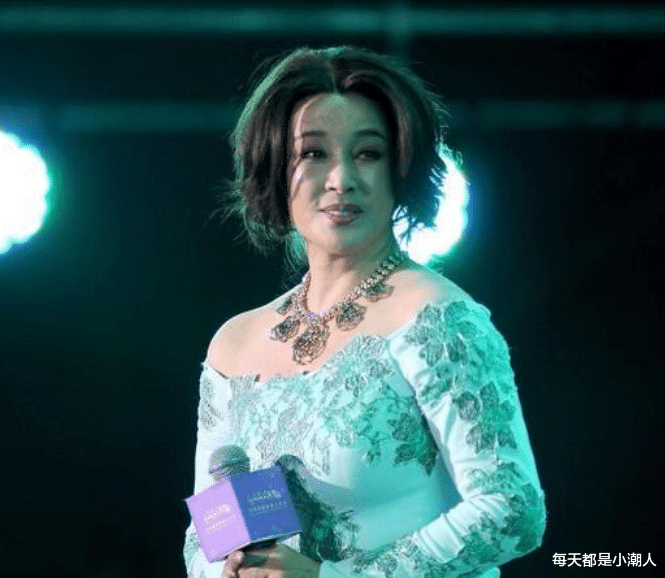 刘晓庆|50后刘晓庆真不服老，非要穿很挤的裙子，身材丰满令人羡慕