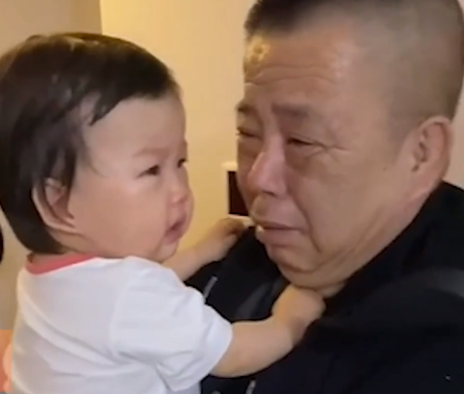 民生小鱼 沈阳：老人下夜班赶路600公里，为外孙女过生日，不舍分离现场大哭，网友感动落泪