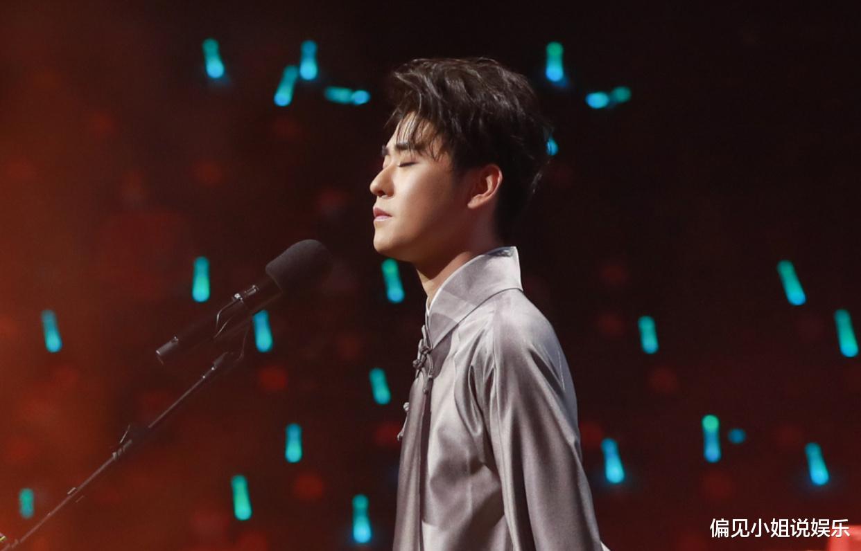 张云雷|TMEA盛典感人一幕，德云社张云雷演唱前先换大褂，这就是艺德！