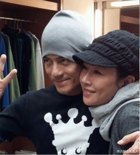 张曼玉|51岁袁洁莹，53岁张敏和56岁张曼玉，女神们瘦骨嶙峋不好看