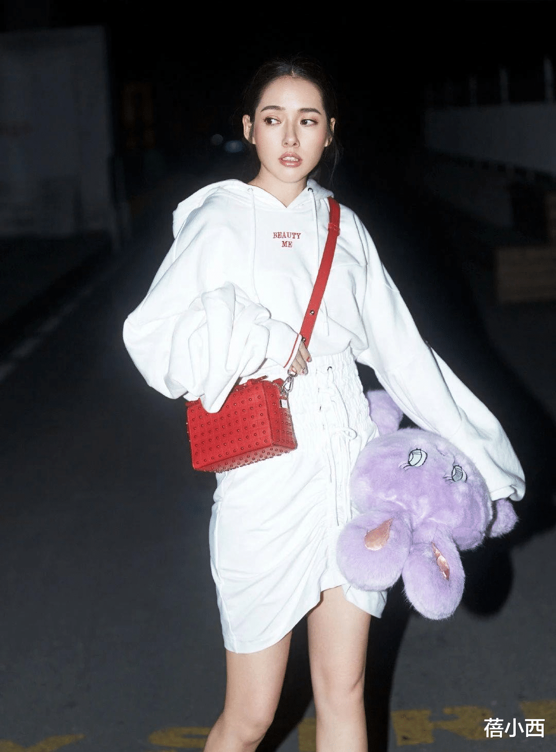 蓓小西 向太儿媳郭碧婷生娃后更嫩了,穿粉毛衣配百褶裙走秀,轻松美出圈