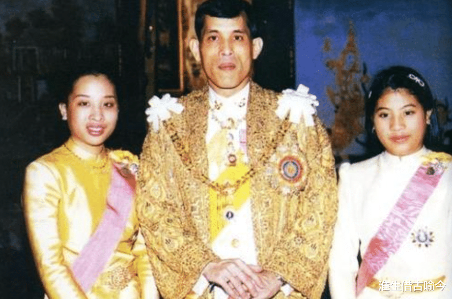 乌汶叻|白发人送黑发人！泰国美后诗丽吉送别外孙，含泪趴地跪拜王子画像