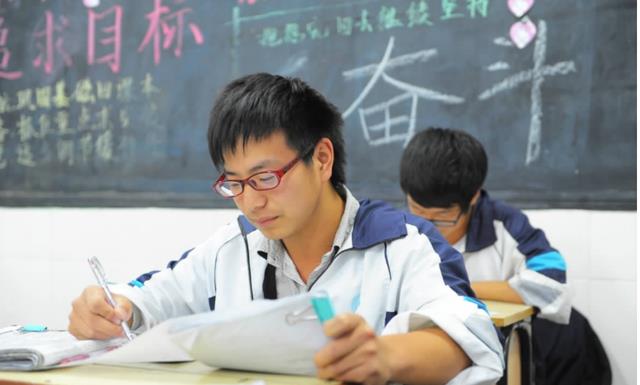 中小学|初中生“标准身高表”来了，超半数学生未达标，你家娃拖后腿了吗