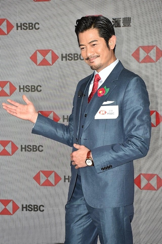 郭富城|56岁郭富城“不服老”，西装造型时髦帅气，和34岁的妻子很般配