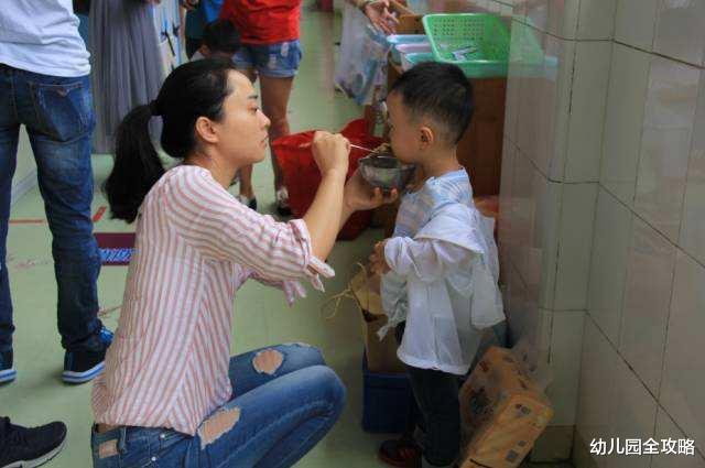 幼儿园全攻略|开学第一天小班为什么有的孩子哭闹,有的孩子听话,还不是怪家长