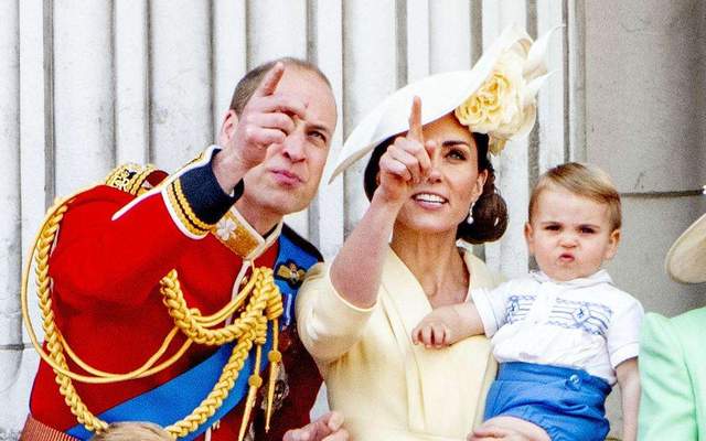 路易·亚瑟·查尔斯|路易王子趣事记！从小就“戏精”附体，鼓包子脸怒视英女王太逗了