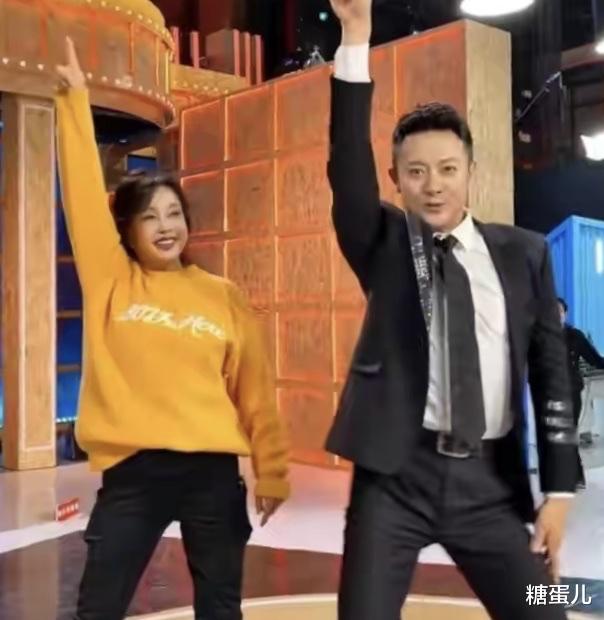 刘晓庆|刘晓庆回乡被拍，脸松垮僵硬这才真实，不是原装脸就是老得快！