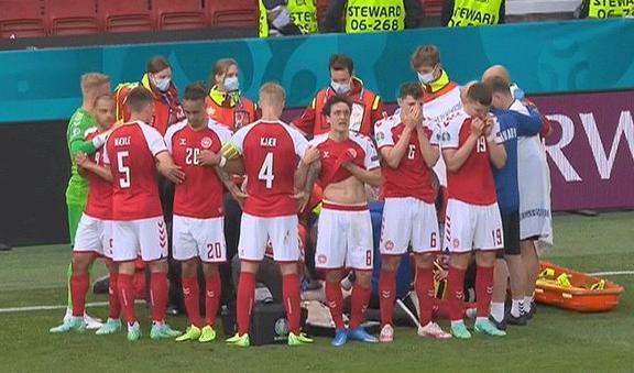 埃里克森|埃里克森担架画面：疲惫睁眼+左手摸额头！休克13分钟起死回生