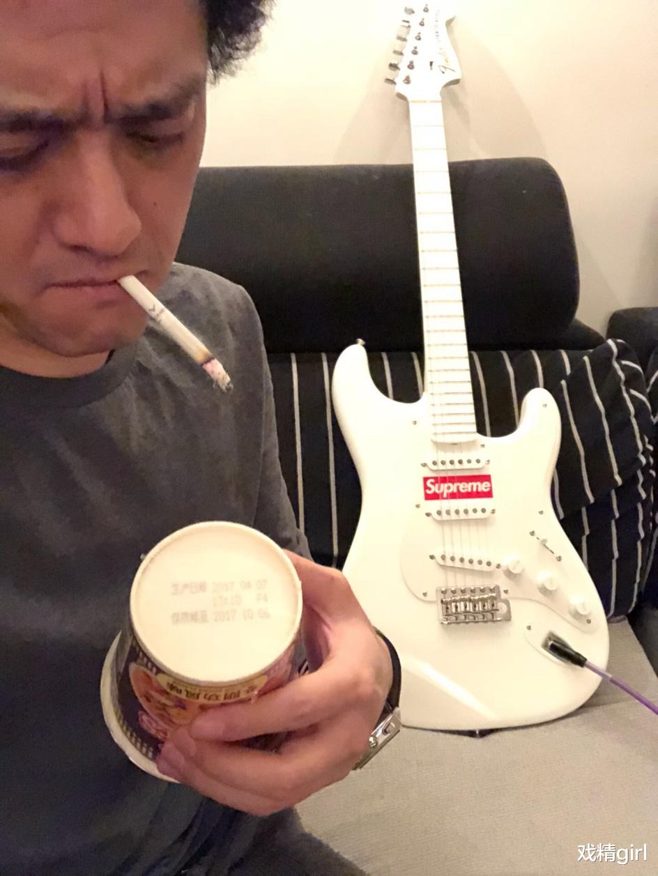 赵英俊|赵英俊2个月前想卖掉价值4万5的吉他，至今未卖出，还配了张手拿泡面的照片