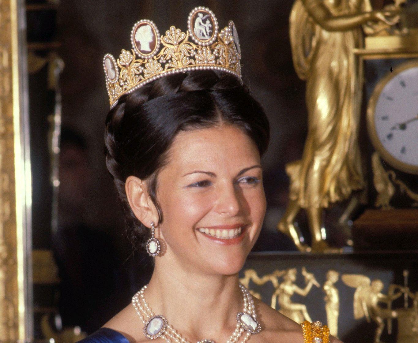 欧美时尚前线|为了做到“低头王冠也不掉”，欧洲王室女性煞费苦心