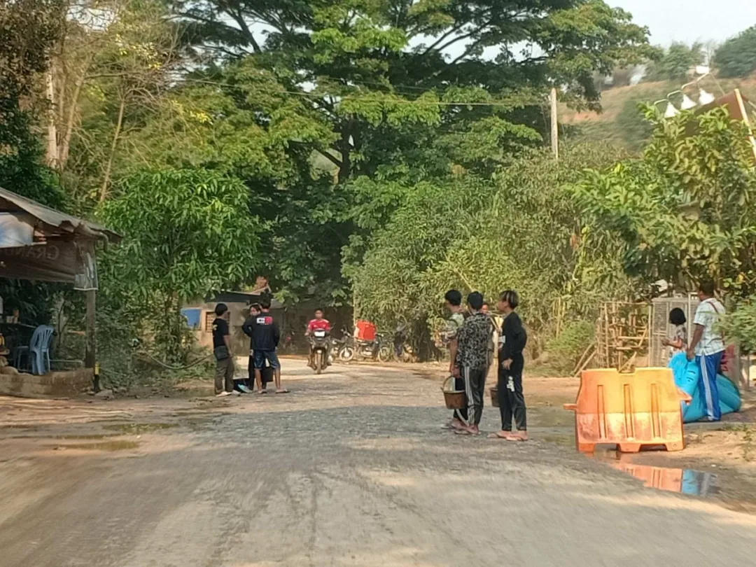 风水人生 泼水节第三天，缅甸掸邦边境民众聚集河边玩起了“湿身派对”