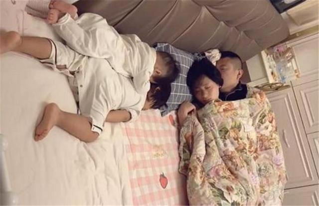 哑铃妈妈|婆婆拍下儿子一家人的“睡姿”，意外火了：夫妻照顾孩子真不走心