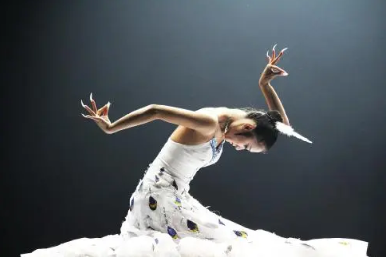 冯小刚|杨丽萍21岁侄女暴风长高，身高目测1米85，表演孔雀舞不输杨丽萍