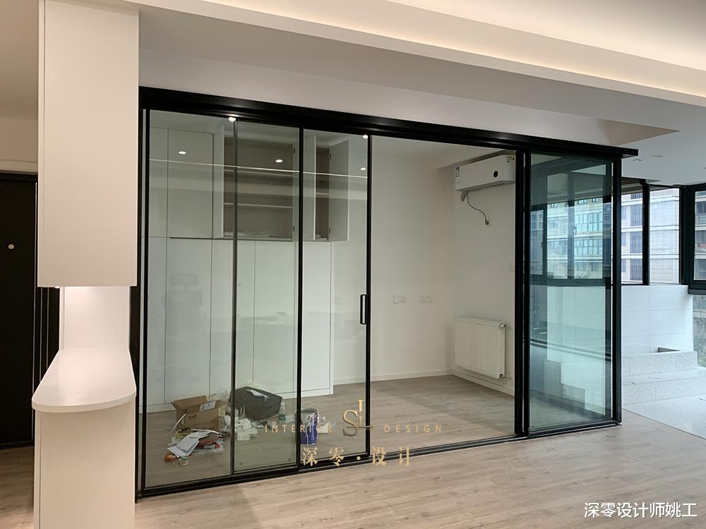 家里人多房少，这才是明智之举，沙发后装墨菲床，还能切换成书房