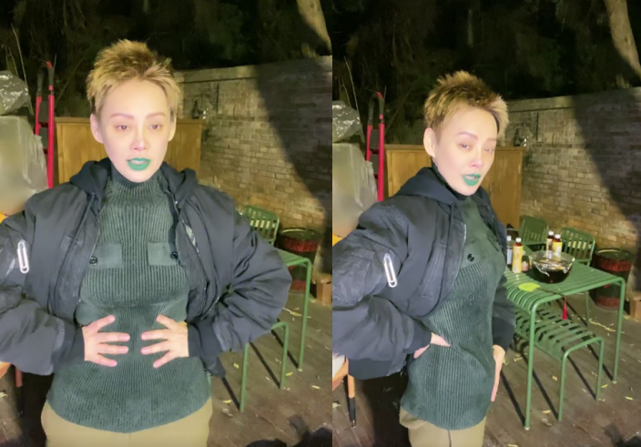 李智恩|宁静豪宅内直播吃烧烤！涂绿色口红表情霸气，敞开棉袄秀小蛮腰