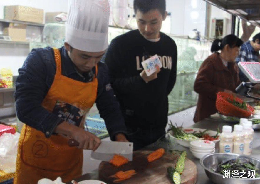 骑行 23岁小伙谭万平不顾劝阻，非得娶46岁离异大妈，5年后他后悔了吗