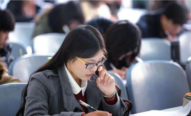 考试|女大学生连夜许愿过英语考试，没想到蜡烛吹不灭，最后眼神太搞笑