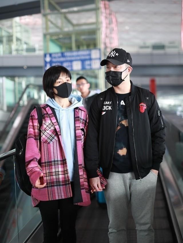 短发 胡可沙溢甜蜜同框接地气，穿运动装休闲简约，短发胡可嫩如十八岁