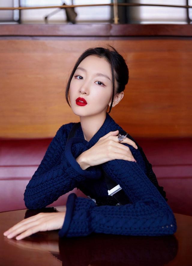 旗袍公馆 周冬雨的第一套入秋穿搭，针织衫+开叉半裙，简约知性又时髦