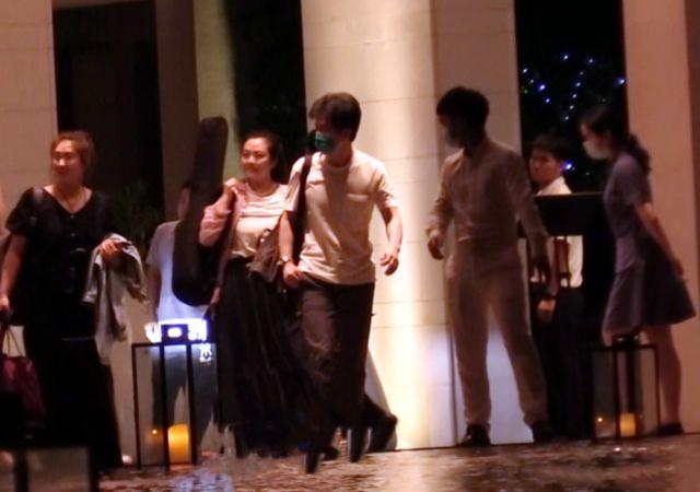 李健|李健与清华博士妻子罕见同框，女方发福明显，该减肥了吧