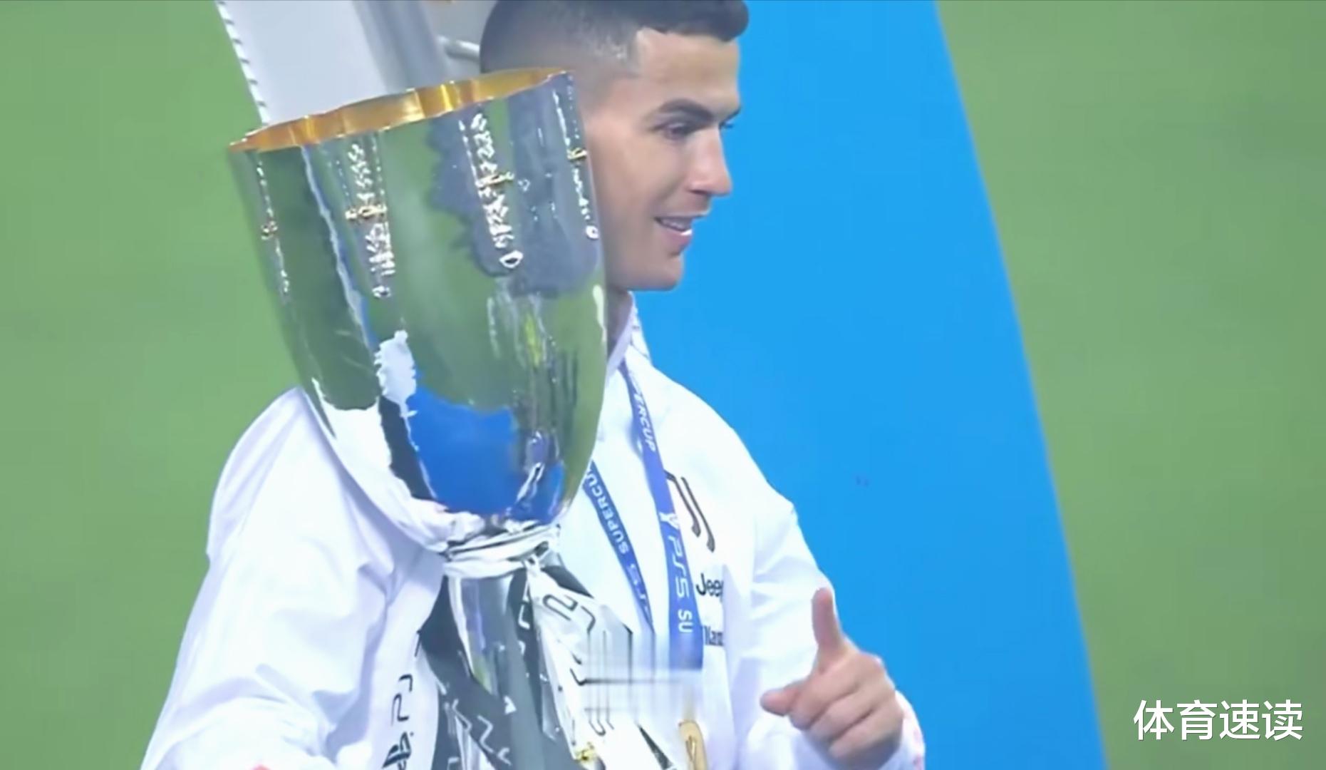 C罗|C罗真低调，站在领奖台后面，真是伟大的球员