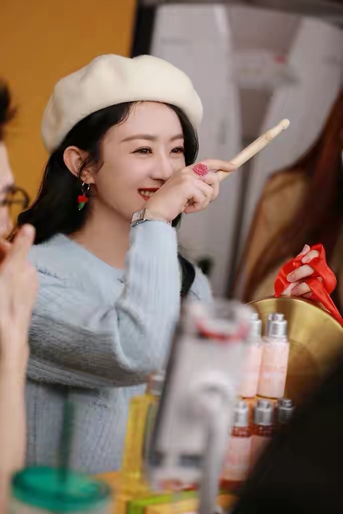 赵丽颖|赵丽颖现身李佳琦直播间，挑染蓝色长发搭配四枚钻戒，时髦吸睛。