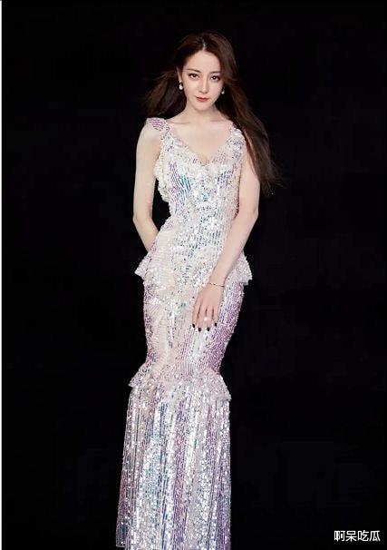 迪丽热巴|热巴撞衫多位女明星，每次都能完胜，好身材是关键！