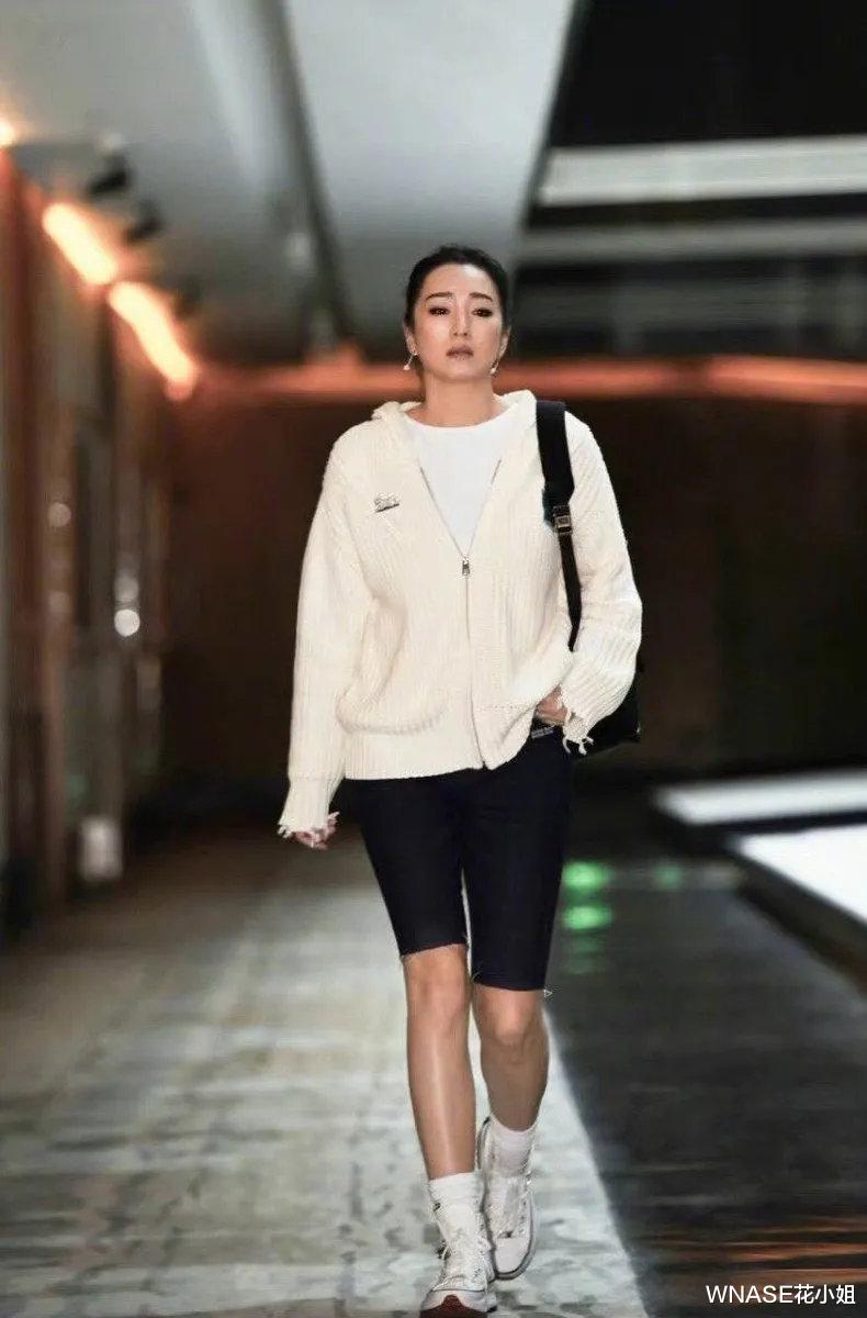 WNASE花小姐 巩俐最新穿搭火了!几身搭配显瘦显年轻,照着穿时髦极了