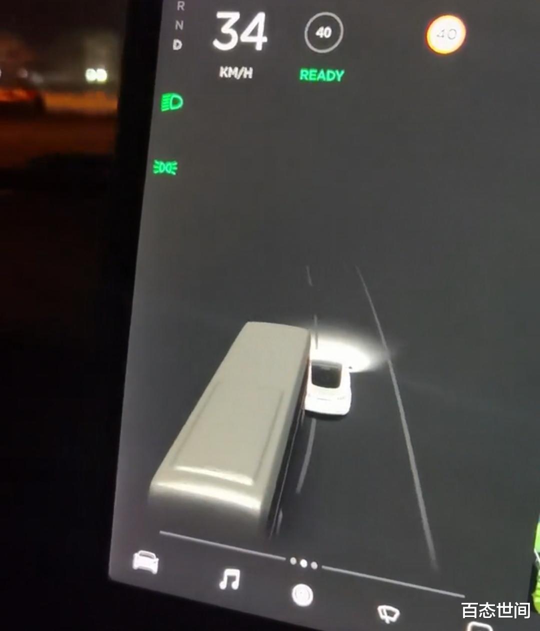 特斯拉|大连一特斯拉感应到一辆不存在的大巴强行抢道，当时路上空无一车