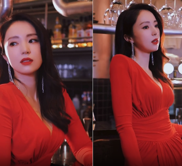 董璇|42岁董璇穿深V裙好性感！皮肤白皙涂大红唇，一脸霸气秀事业线