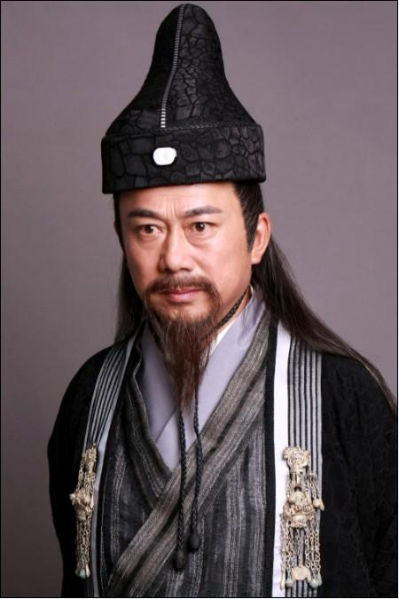 |68岁老戏骨出门无人识，拍戏被误认龙套演员，自己拎行李太低调