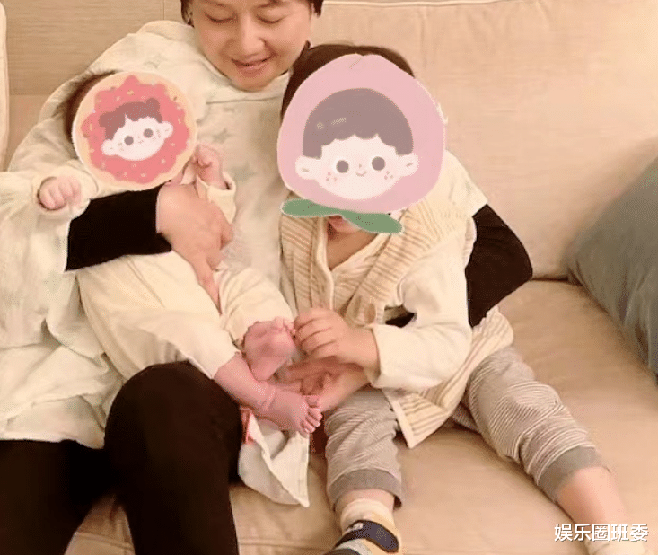 奚梦瑶|何猷君晒四太抱孙女合照，2岁何广燊轻抚妹妹脚丫，奚梦瑶回应有深意
