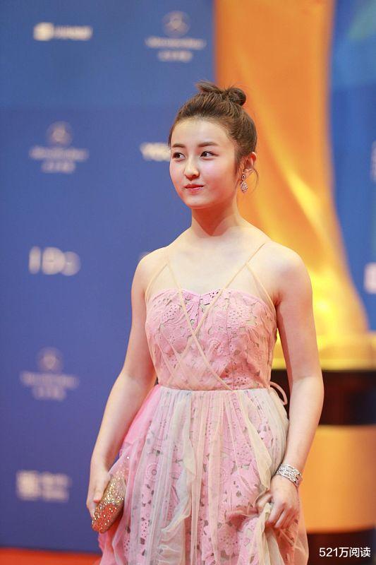 张子枫|张子枫参加的向往生活，现在差不多在剧组渡过，又懂事又心疼她