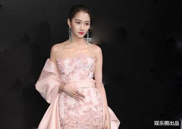 关晓彤|关晓彤的状态真是A，在国外出席活动，与国际名模合影依然抢镜