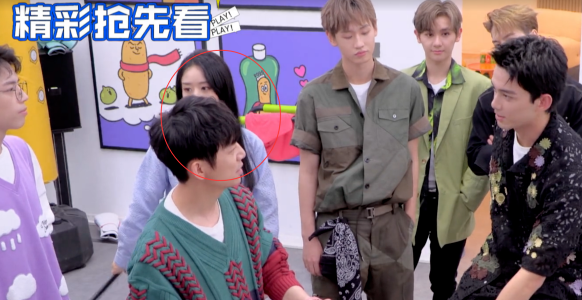 赵丽颖|离婚真实状态，赵丽颖躲在镜头外发呆，眼神忧伤，何炅也不敢打扰