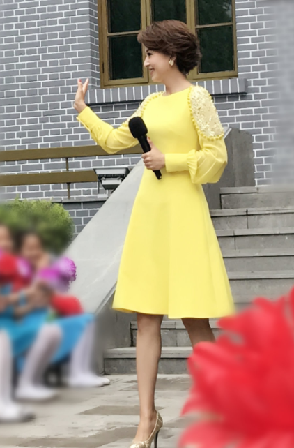 何有强|著名主持人张蕾青春感满分，穿白T恤搭配配灰色阔腿短裤，超洋气