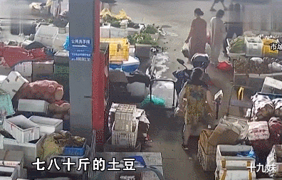 曾偷600斤白菜的大妈又作案了,十几个菜摊遭殃,被抓却说不后悔