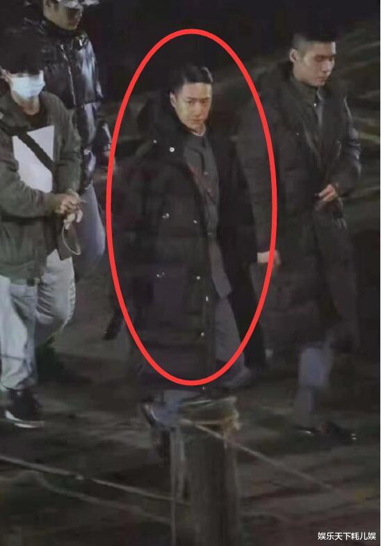 理想照耀中国|王一博《理想照耀中国》首曝路透，穿军装发型是“一匹瓦”，走路带风眼神超霸气