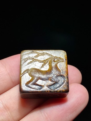 和田玉籽料|汉 和田玉籽料沁色 鹿纹 鸟篆 玉印 穿带印 勒子把件